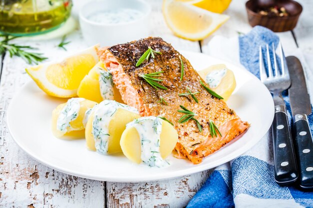 Gebakken zalmfilet met rozemarijn en gekookte aardappelen met dillesaus