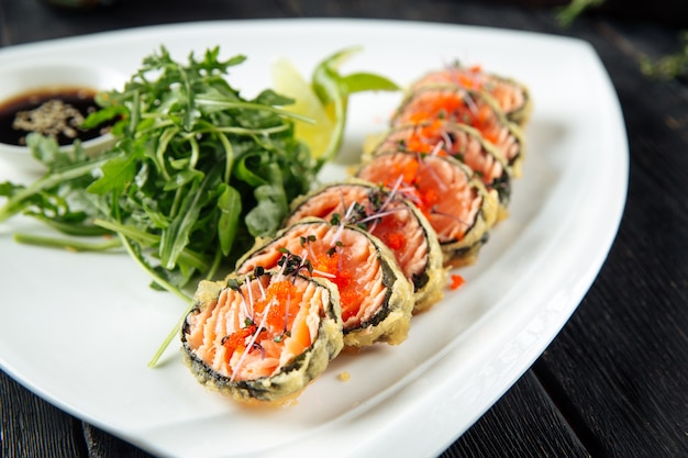 Gebakken zalmrolletjes met rucola en sojasaus