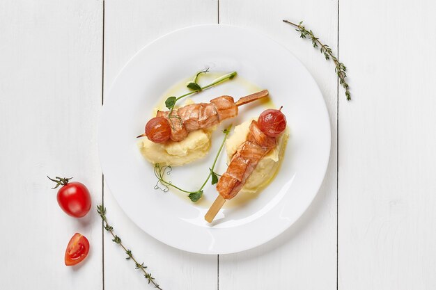 Gebakken zalmspiesjes met tomaten en aardappelpuree