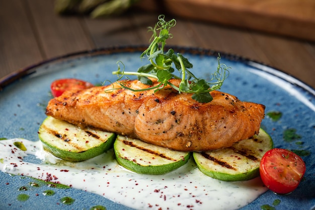 Foto gebakken zalmsteak met courgette.