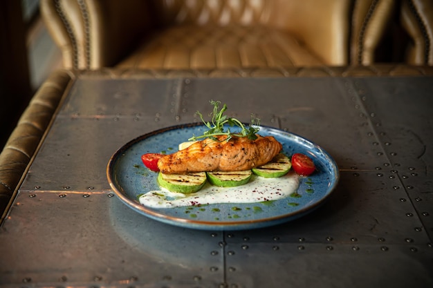 Gebakken zalmsteak met courgette.