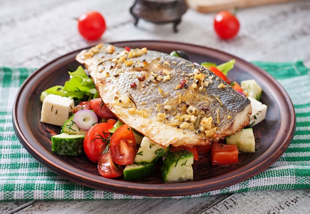 Gebakken zeebaars met Griekse salade