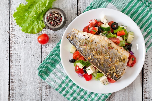 Gebakken zeebaars met Griekse salade