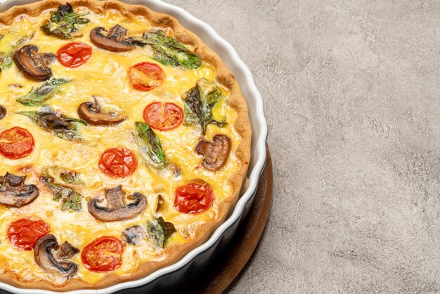 Gebakken zelfgemaakte quiche taart in keramische vorm bakken