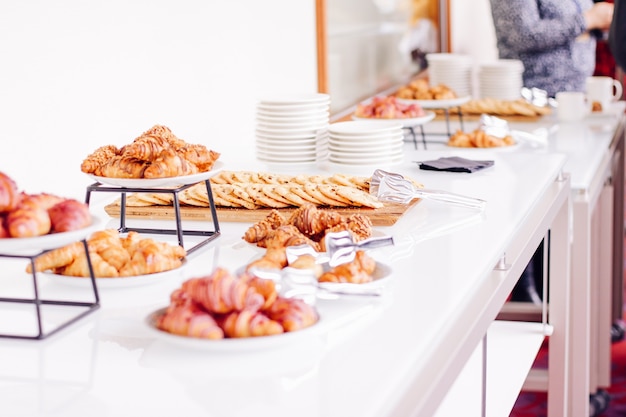 Gebakkoekjes en croissants, zoete desserts geserveerd bij liefdadigheidsevenementen, drankjes en menuconcept als vakantieachtergrondbanner voor luxe merkontwerp