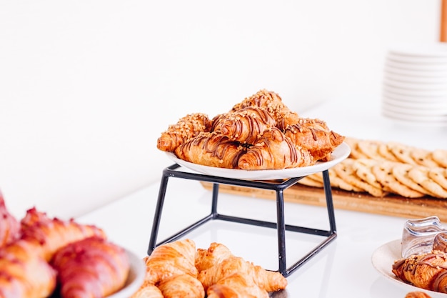 Gebakkoekjes en croissants, zoete desserts geserveerd bij liefdadigheidsevenementen, drankjes en menuconcept als vakantieachtergrondbanner voor luxe merkontwerp