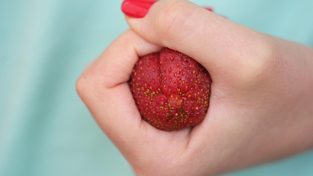 Gebalde aardbeien in de vuist in de vorm van verstopping van de dikke darm