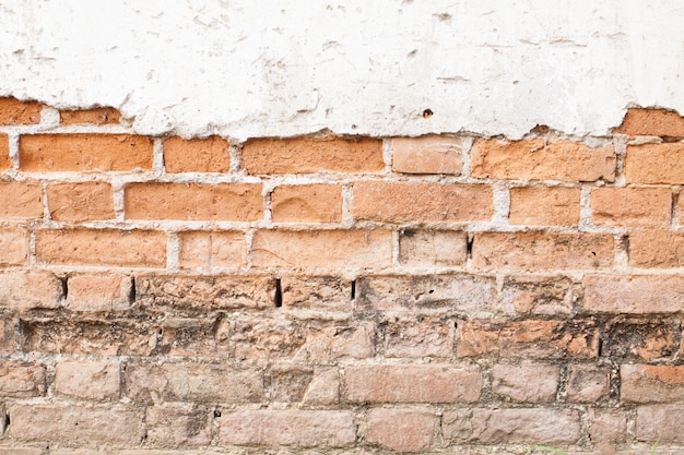 Gebarsten concrete uitstekende muurachtergrond met houten, oude muur.