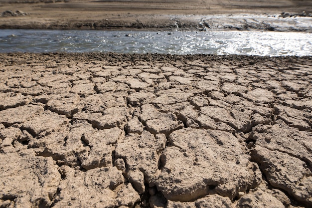 Gebarsten grond en water in veld achtergrondxA