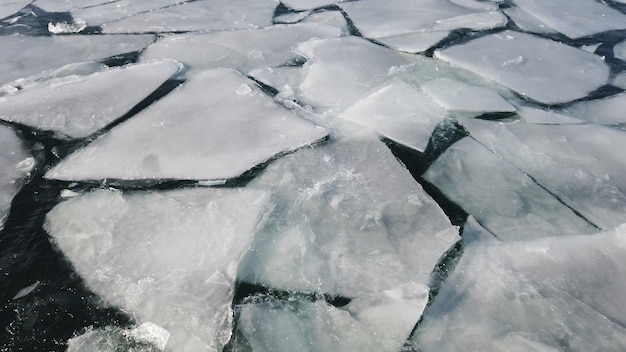 Gebarsten ijs op het oppervlak van de oceaan Globaal waarschuwingsconcept
