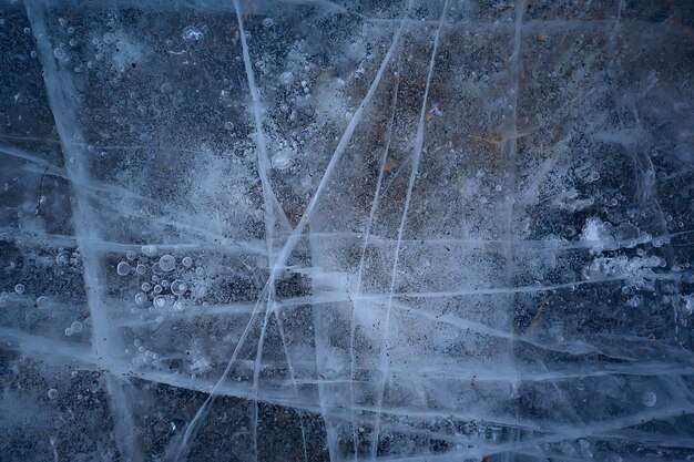 gebarsten ijstextuur, abstracte seizoensgebonden winterkoude achtergrond, natuurijs, gebroken ijs op een meer