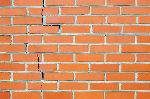 Gebarsten rode bakstenen bouwmuur. Detailopname. Ruimte kopiëren.