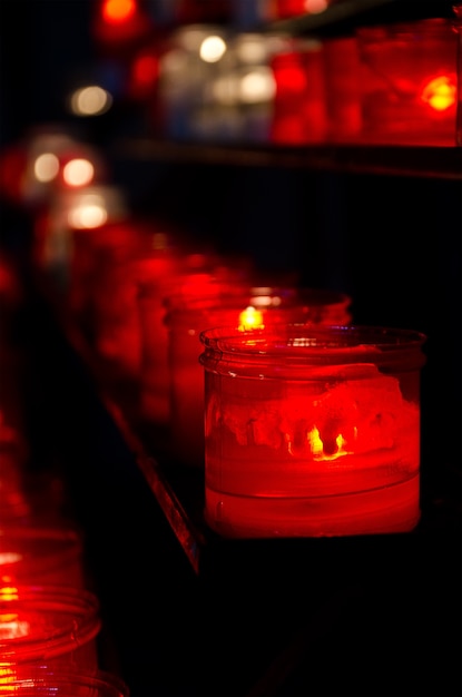 Gebed kaarsen in de kerk