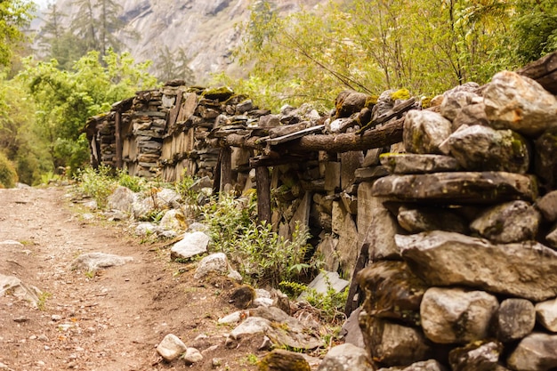 Gebed stenen muur op de weg in de Himalaya