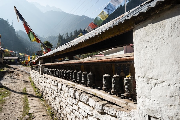 Gebedsmolens in een Nepalees dorp op het Annapurna Circuit