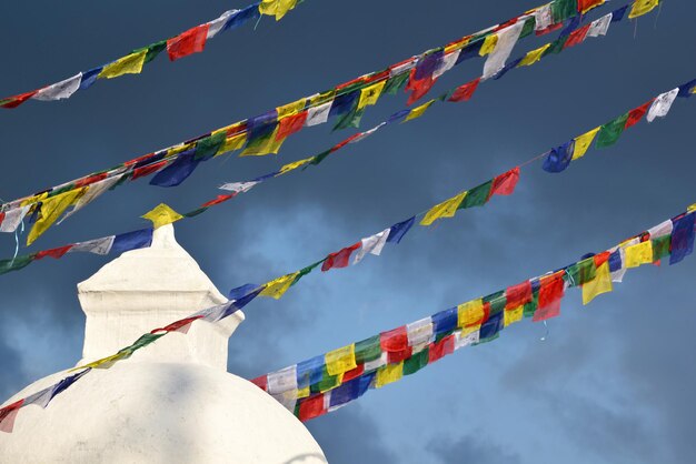 Foto gebedsvlaggen bij boudhanath-stupa vóór de aardbeving katmandu nepal