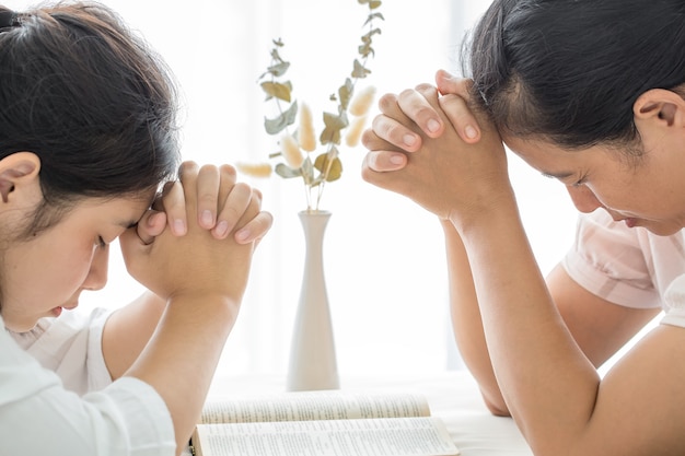 Gebedsvrouw aanbid god en bid vanuit huis voor coronavirus covid-19. Bid thuis, Kerk online, Biddende handen, Aanbidding thuis