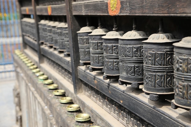 Gebedswielen in een boeddhistische tempel