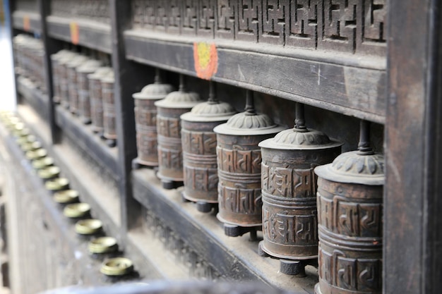 Gebedswielen in een boeddhistische tempel