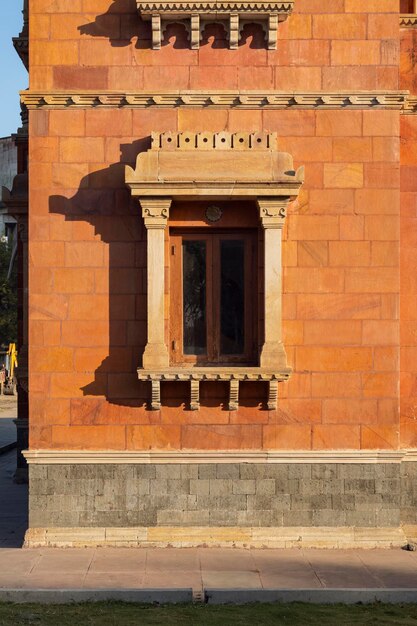 gebeeldhouwde bogen vensters van de fortmuur van Mahatma Gandhi Hall Ghanta Ghar Indore Madhya Pradesh Ook bekend als King Edward Hall Indiase architectuur