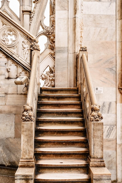 Gebeeldhouwde marmeren trap met een voorgestelde balustrade op het dak van duomo italy milan