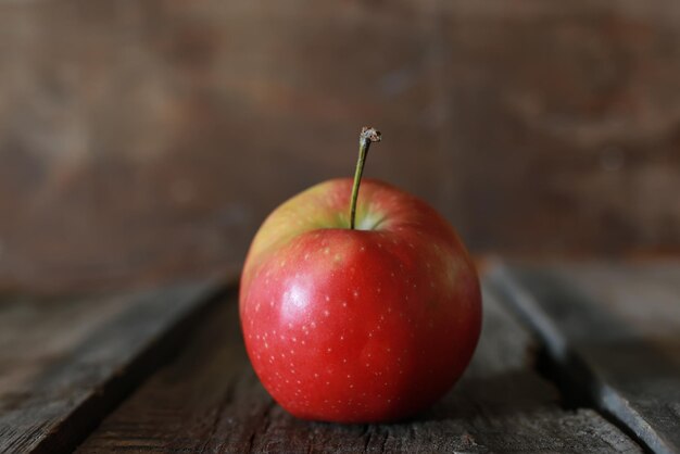 Gebeten appel op een houten achtergrond