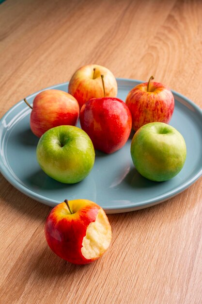 gebeten appel op een houten tafel appels op een lichtblauwe plaat