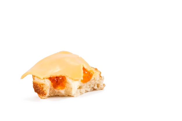 Gebeten sandwich met boter, kaas en kaviaar geïsoleerd op witte achtergrond
