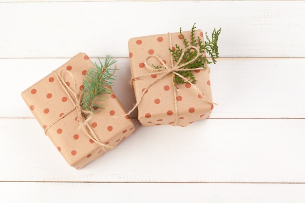 Gebonden bogen geschenkdozen op witte houten achtergrond