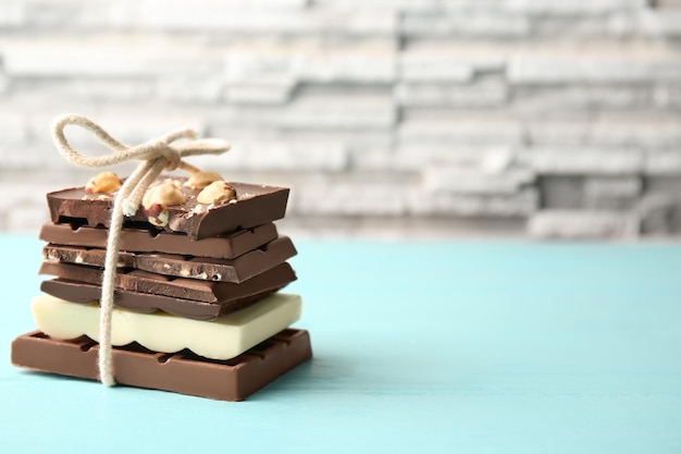 Gebonden chocoladestukjes op tafel