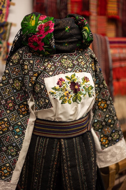 Geborduurde roze bloemen op een witte blouse Oekraïens volksborduurwerk kledingdecor