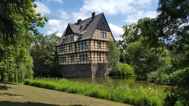 Foto gebouw bij de rivier tegen de lucht