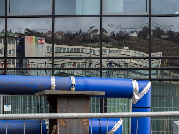 Foto gebouw dat op glas reflecteert