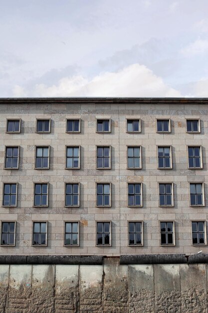 Gebouw en muur in de DDR gezien vanuit de BRD