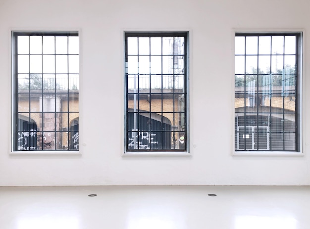 Gebouw gezien door glazen ramen