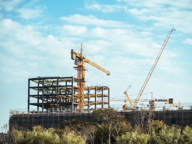 Gebouw in aanbouw kranen en hoogbouw