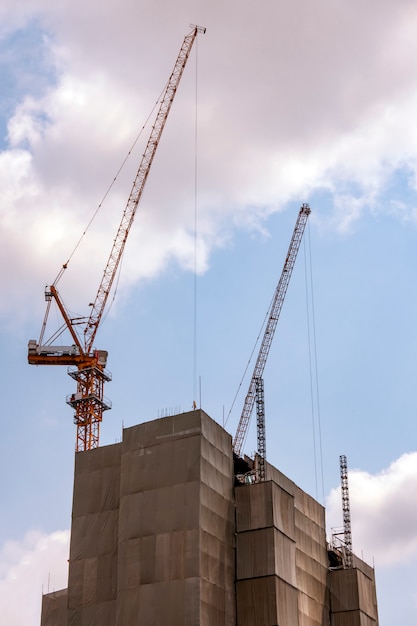 Gebouw in aanbouw met kranen