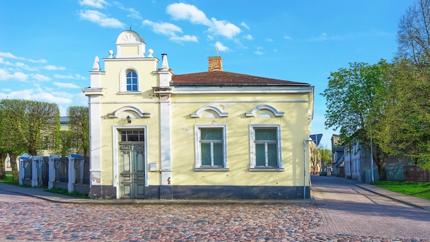 Gebouw in Ventspils in Letland. Het is een stad in de regio Koerland in Letland. Letland is een van de Baltische landen