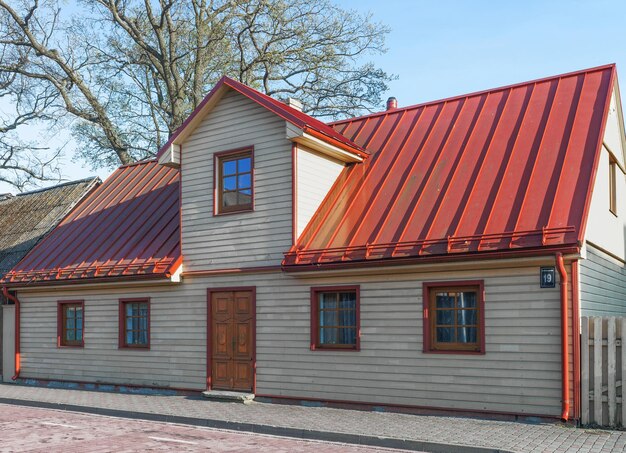 Gebouw met een rood dak in Ventspils in Letland. Het is een stad in de regio Koerland in Letland. Letland is een van de Baltische landen