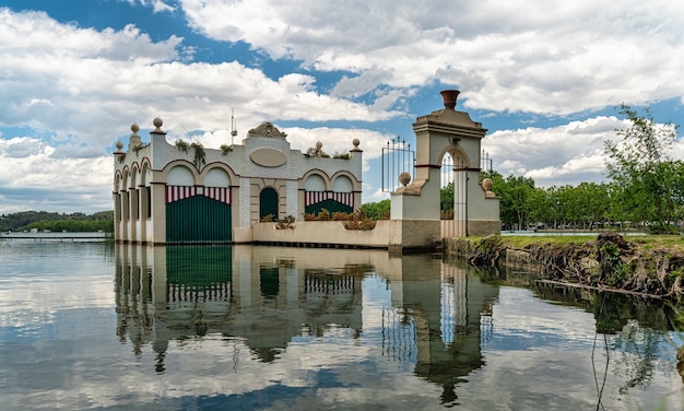 Gebouw reflectie in Lake Banyoles, in Banyoles, Catalonië, Spanje