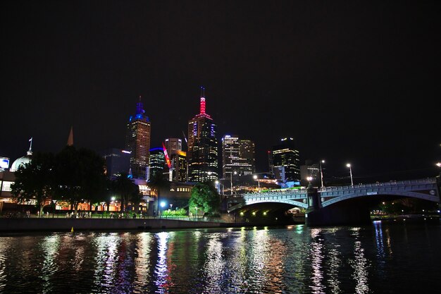 Gebouw 's avonds aan de waterkant in Melbournee