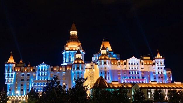 Gebouw 's nachts verlicht in het Olympisch Park, Sochi, Rusland.