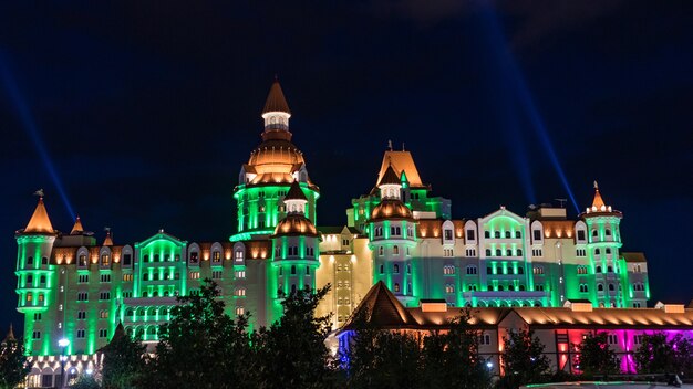 Gebouw 's nachts verlicht in het Olympisch Park, Sochi, Rusland.