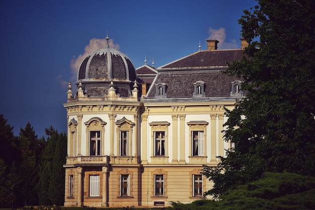 Gebouw tegen de blauwe hemel