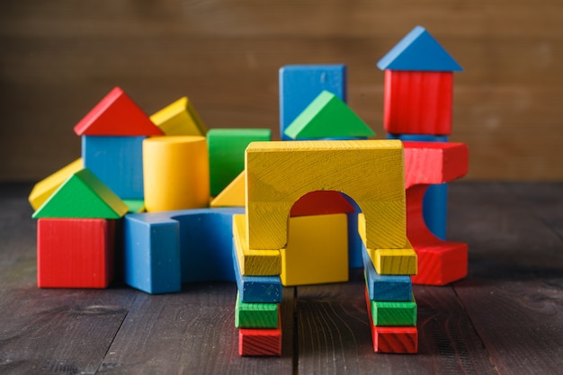 Gebouw uit houten kleurrijke blokken voor kinderen