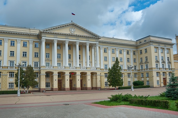 Gebouw van de regionale administratie van smolensk in het centrum van de stad, rusland.