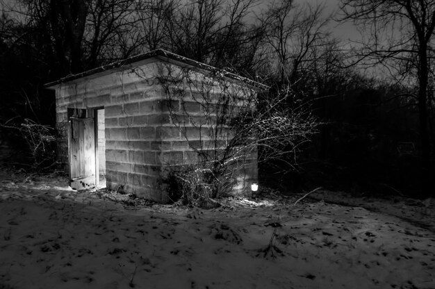 Foto gebouwd bouwwerk in de sneeuw's nachts