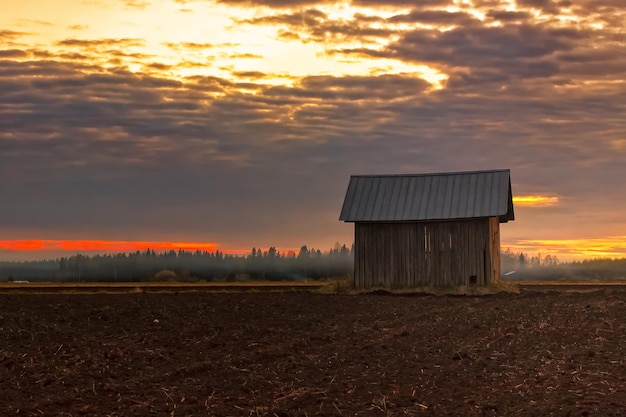 Gebouwd bouwwerk op een landelijk landschap tegen een schilderachtige lucht