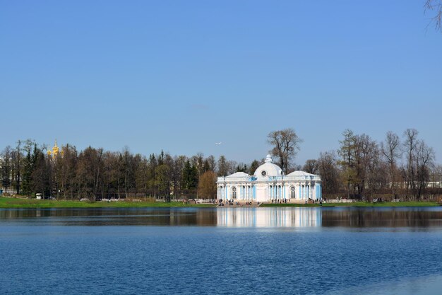 Gebouwd bouwwerk tegen een heldere blauwe lucht