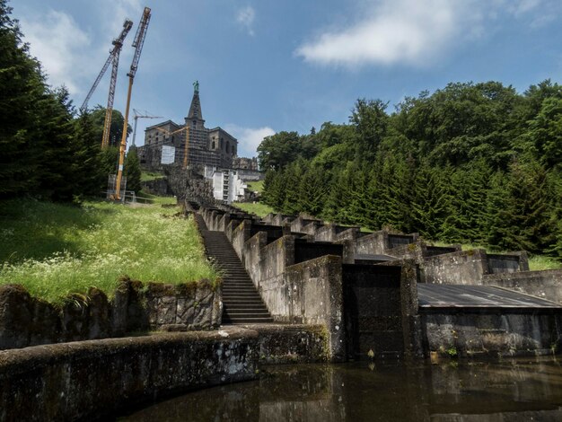 Foto gebouwd door bomen tegen de lucht.